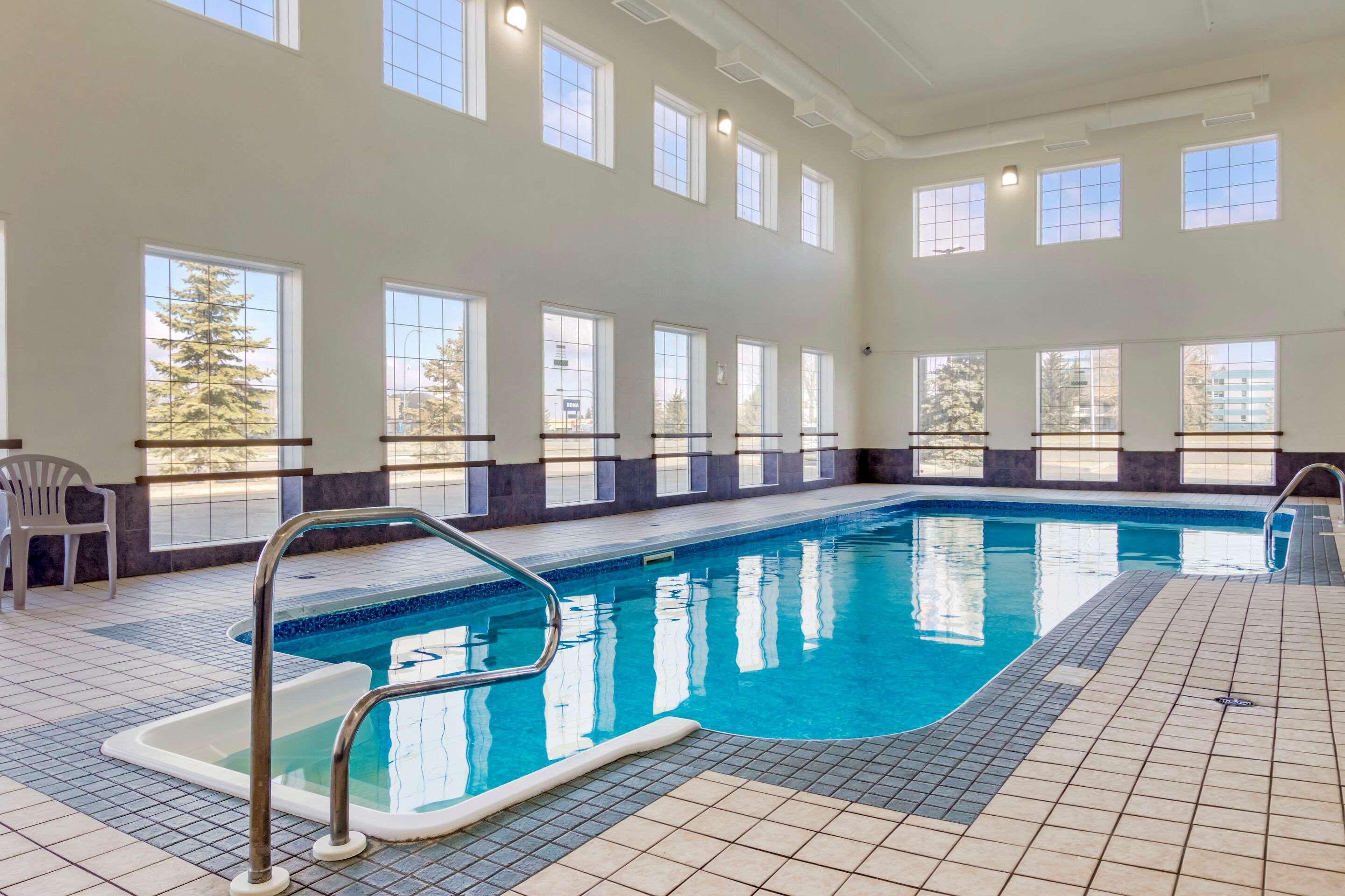 Comfort Inn Летбрідж Екстер'єр фото